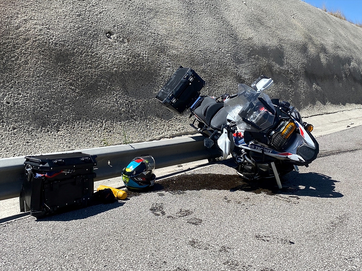 Otomobilin çarptığı motosikletin sürücüsü öldü, bir kişi yaralandı