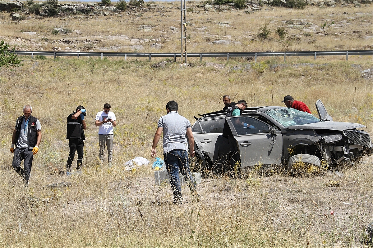 Polisten kaçarken kaza yapan araçta 42 kilo 700 gram esrar ele geçirildi