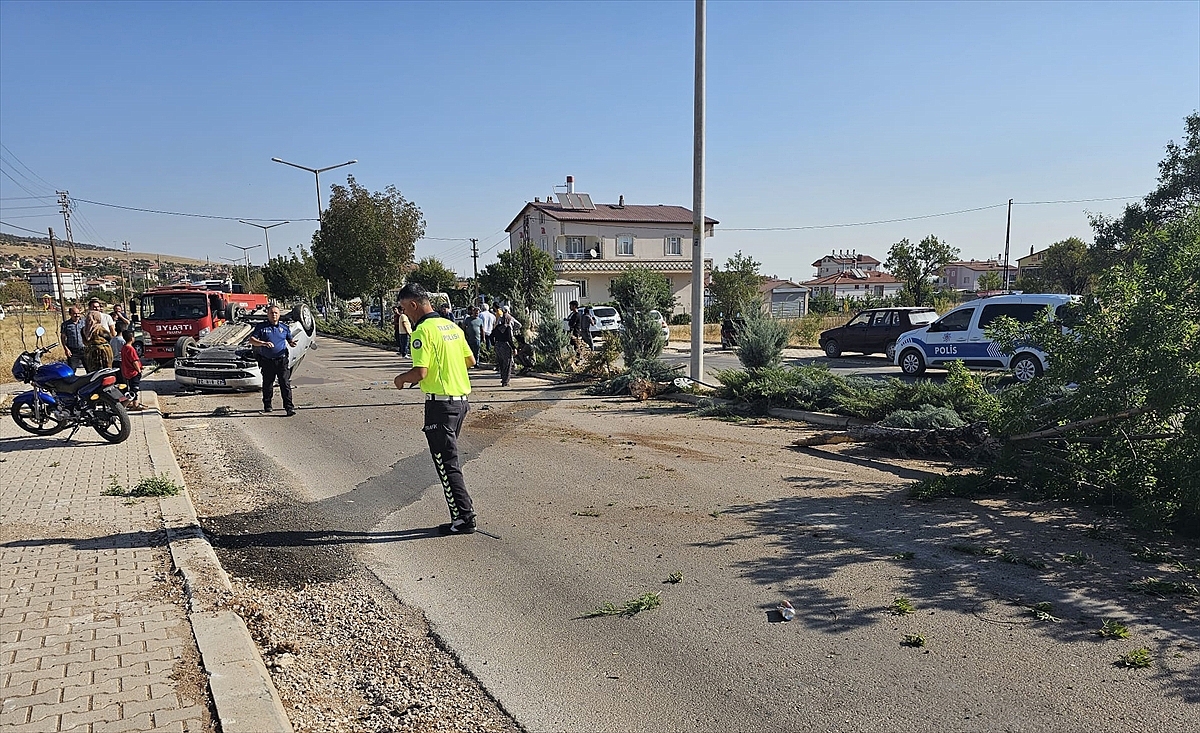 Refüje çarpan otomobilin sürücüsü öldü