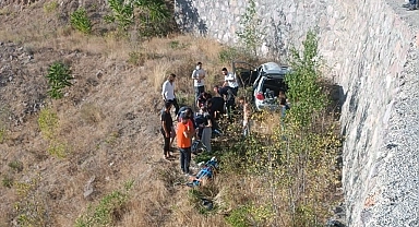 Şarampole devrilen otomobildeki 7 kişi yaralandı