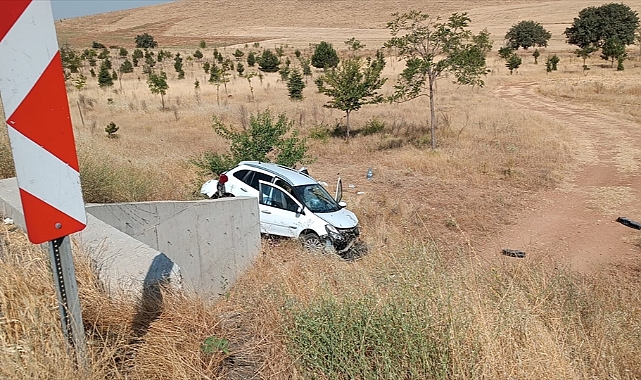 Şarampole düşen otomobildeki 3 kişi yaralandı