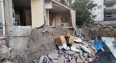 Temel kazısı sırasında bitişikteki apartmanın depo duvarı çöktü