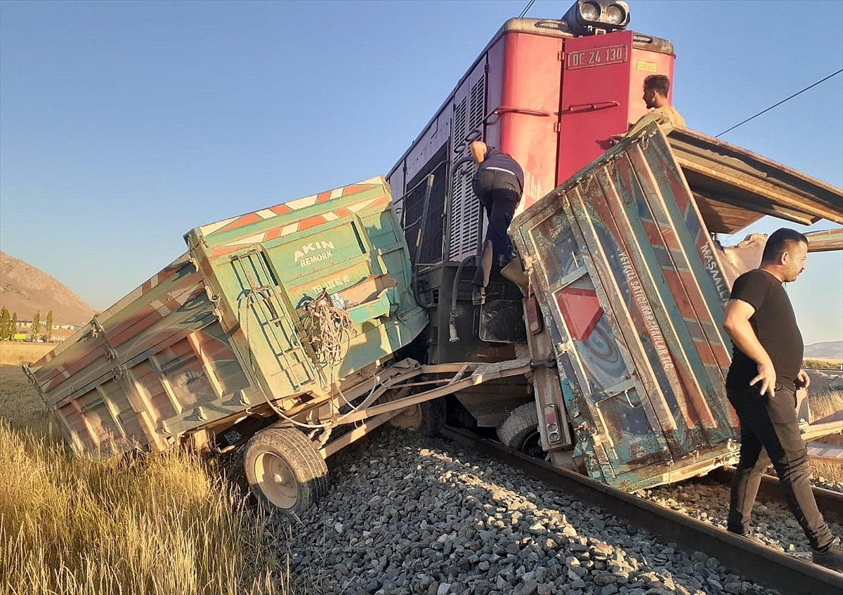 Tren hemzemin geçitte traktöre çarptı, 1 kişi yaralandı