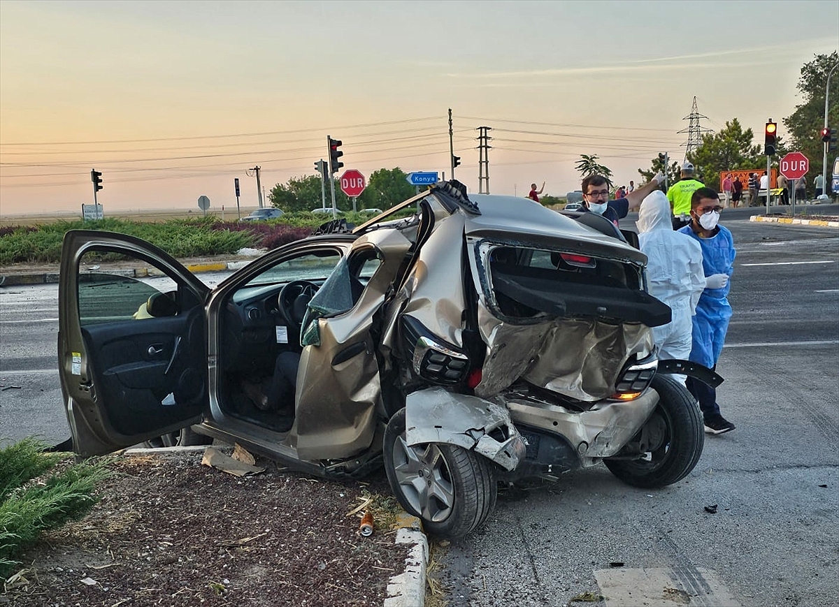Üç aracın karıştığı trafik kazasında 1 kişi öldü, 3 kişi yaralandı