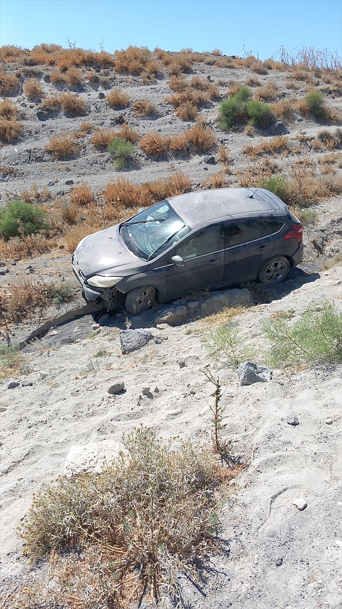 Uyarı barikatını görmeyen araç Meke Gölü'nün kurumuş zeminine düştü