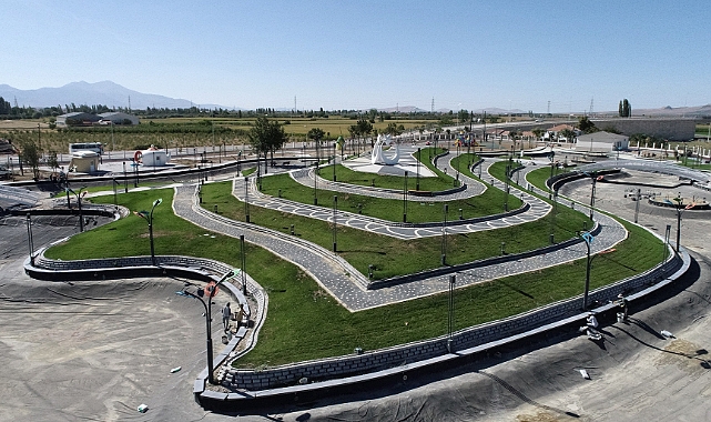 Karaman'da parklarda yenileme çalışmaları devam ediyor