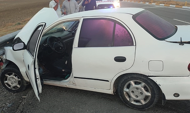 Bariyerlere çarpan otomobildeki 5 kişi yaralandı