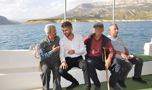 Başkan Bozcu, mahallenin büyükleriyle tekne turu yaptı