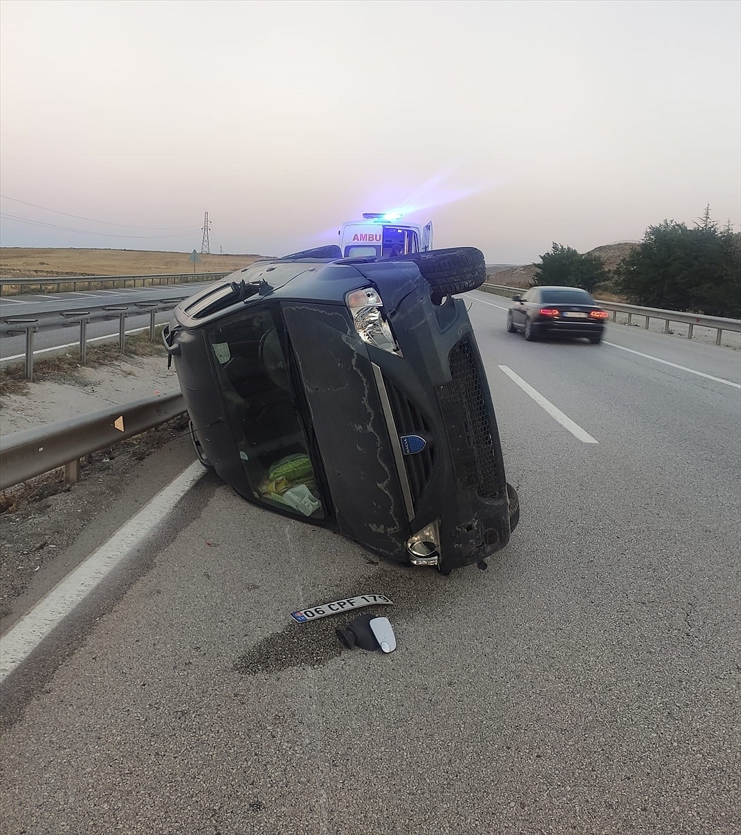 Devrilen hafif ticari araçtaki 3 kişi yaralandı