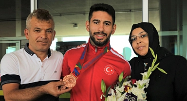 Dünya 3.'sü olan Torku Şeker Sporlu Alihan Bayraktar Yurda Döndü