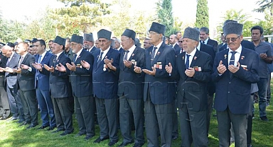 Gaziler gününde şehitlerin kabirleri ziyaret edildi