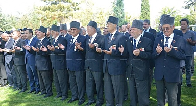 Gaziler gününde şehitlerin kabirleri ziyaret edildi