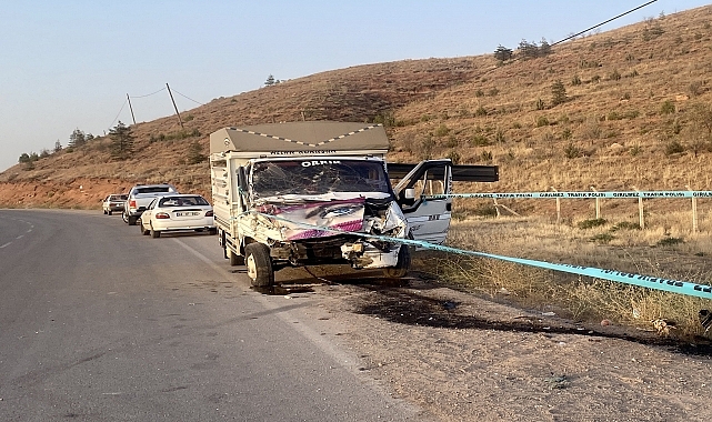 Hafif ticari araç ile kamyonet çarpıştı, 1 kişi öldü, 4 kişi yaralandı