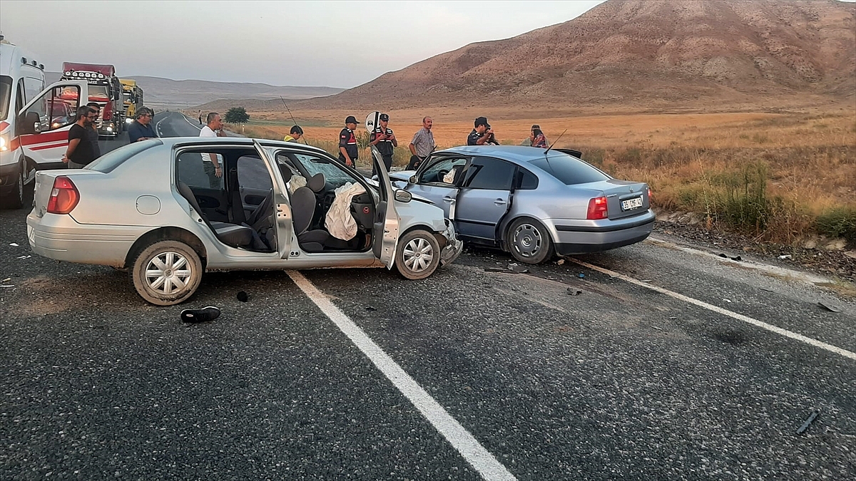 İki otomobilin çarpıştığı kazada 1 kişi öldü, 7 kişi yaralandı