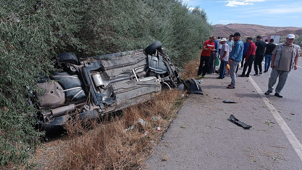 İki otomobilin çarpıştığı kazada 3'ü çocuk 5 kişi yaralandı