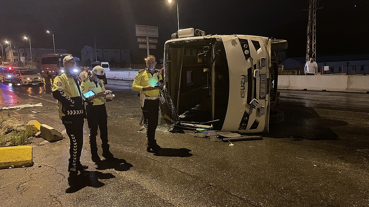 İşçileri taşıyan midibüsün devrilmesi sonucu 6 kişi yaralandı