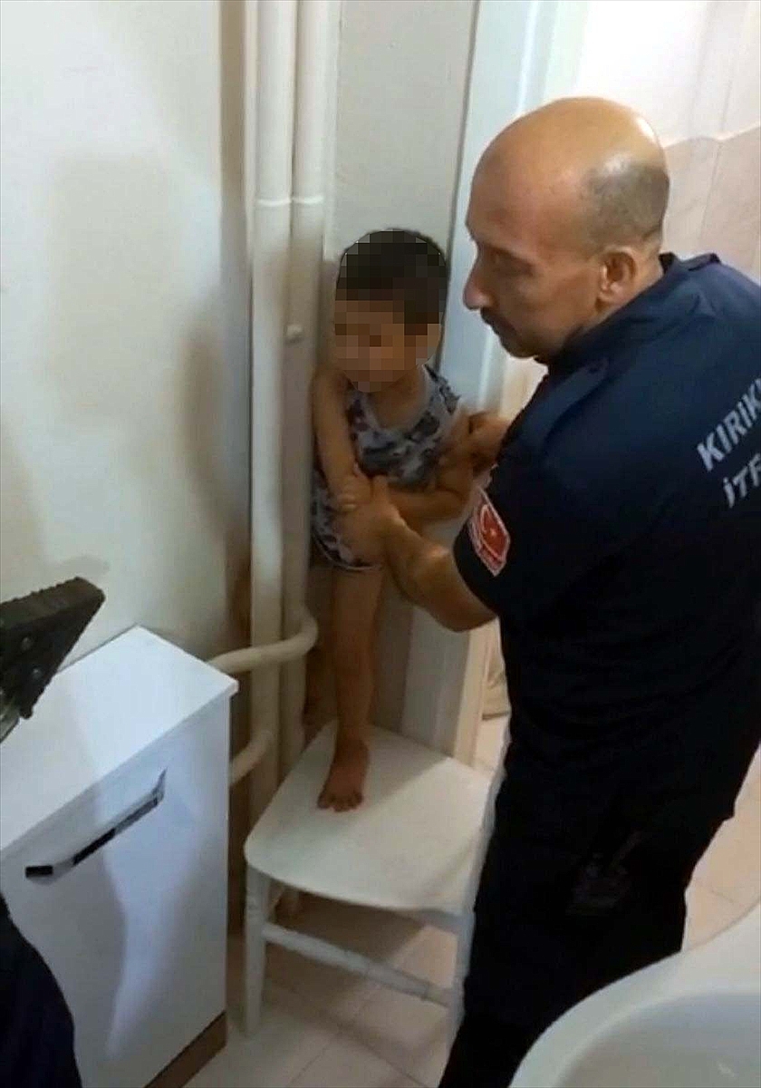 Kalorifer borusu ile duvar arasına sıkışan çocuğu itfaiye kurtardı