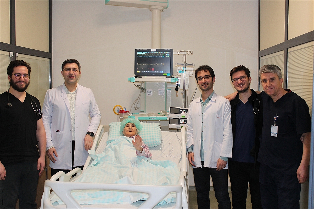Kalp pili takılan 103 yaşındaki kadın sağlığına kavuştu