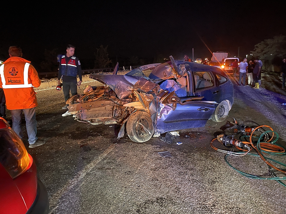 Kamyon ile otomobilin çarpıştığı kazada 1 kişi öldü, 2 kişi yaralandı