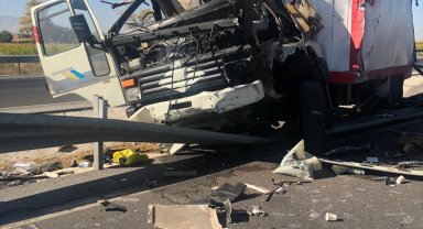 Kamyon refüje çarptı 1 kişi öldü, 1 kişi yaralandı