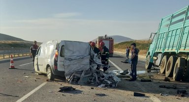 Kamyona çarpan hafif ticari araçtaki 2 kişi öldü