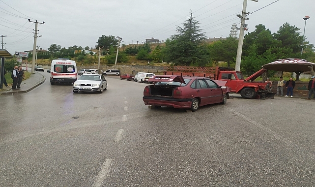 Kamyonet ile otomobilin çarpıştığı kazada 1 kişi yaralandı