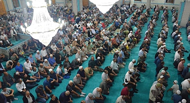 Karaman'da Mevlit Kandili'nde camiler doldu taştı