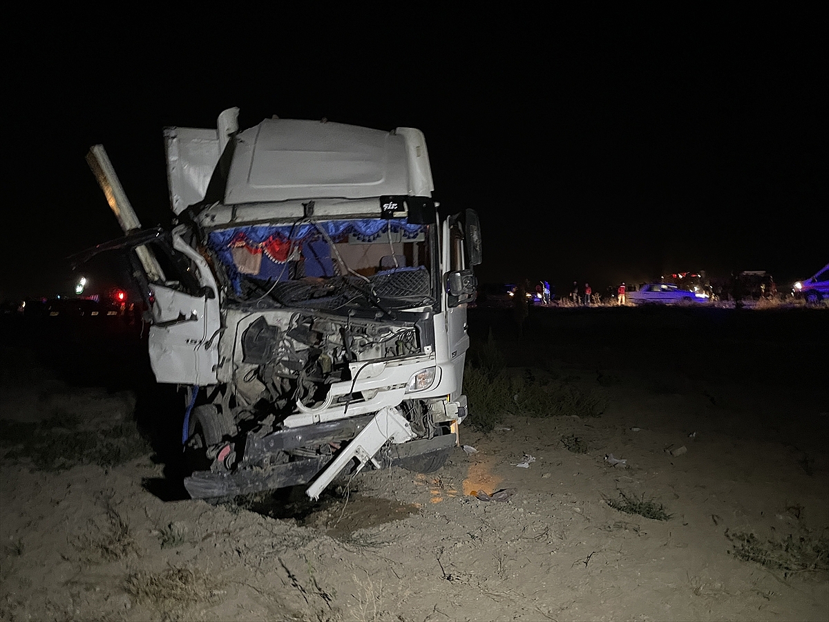 Karaman-Konya yolunda kaza: 2 kişi öldü, 8 kişi yaralandı