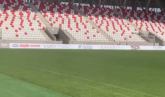 Karaman Stadyumunda reklam tabelaları yerleştirildi