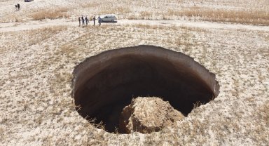 Karapınar'da 40 metre çapında, 70 metre derinliğinde obruk oluştu