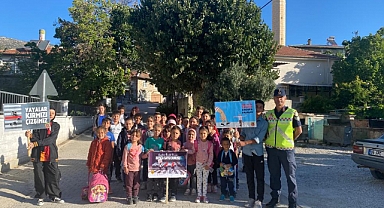 Öğrencilere trafik kuralları öğretiliyor