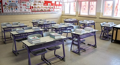 Okullarda uyum eğitimine katılacak öğrenciler için ücretsiz kitap dağıtıldı
