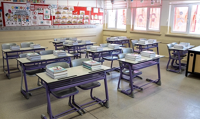 Okullarda uyum eğitimine katılacak öğrenciler için ücretsiz kitap dağıtıldı