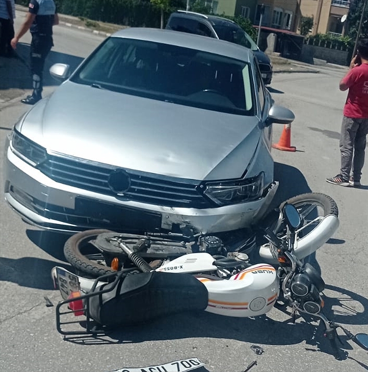 Otomobille çarpışan motosiklet sürücüsü yaralandı