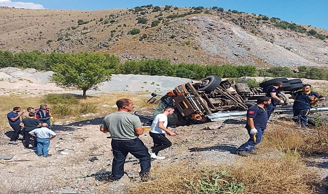 Şarampole devrilen kamyonun sürücüsü öldü