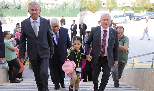 Şehit kızı ilk gün okuluna Vali ile gitti