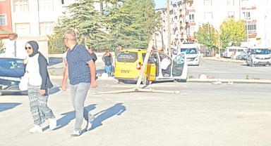 Ticari Taksi Aydınlatma Direğine Çarptı