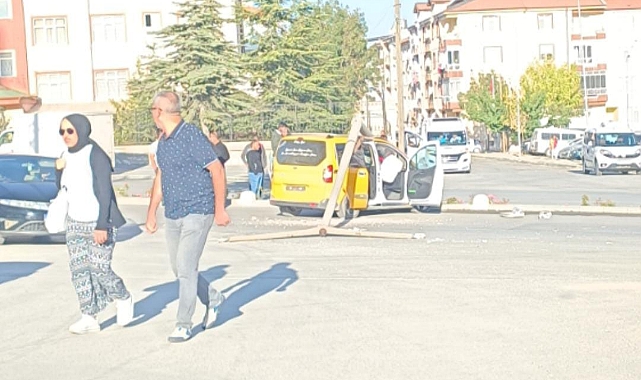 Ticari Taksi Aydınlatma Direğine Çarptı