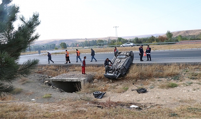 2 otomobilin çarpışması sonucu 4 kişi yaralandı