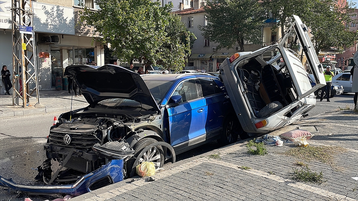 2 otomobilin çarpıştığı kazada 2 kişi yaralandı