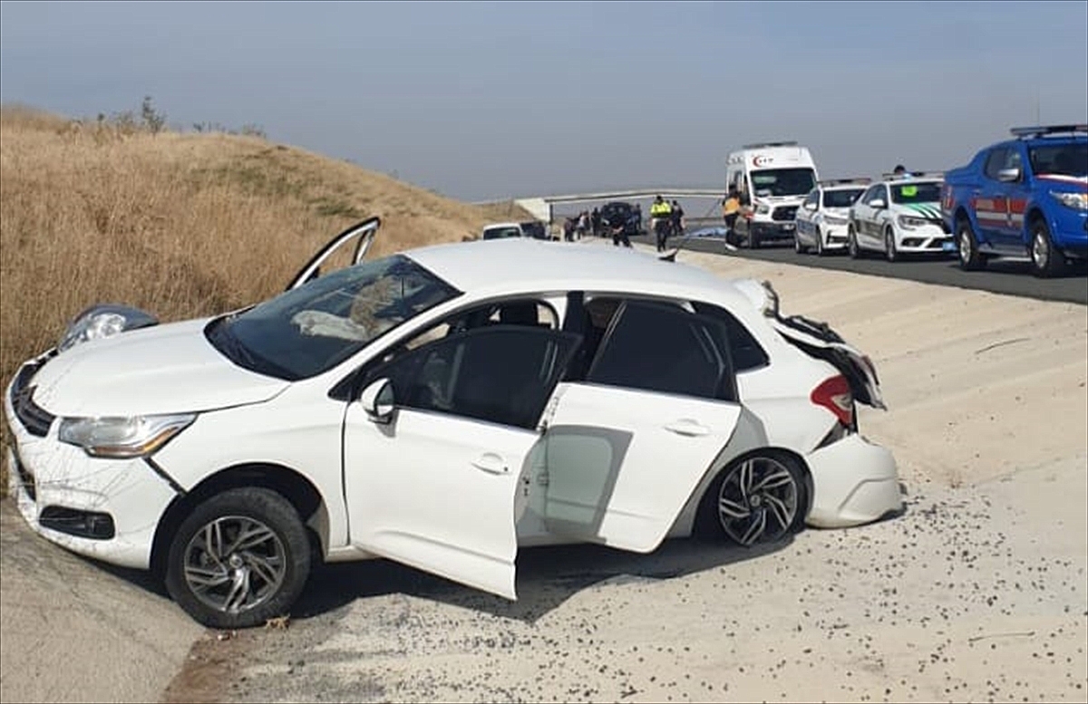 Aracın lastiğini değiştirirken otomobil çarpan 2 kişi öldü