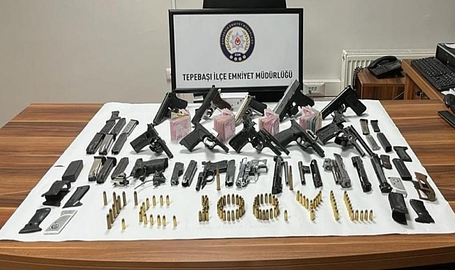 Aranan şüphelinin evinde silahlar ele geçirildi