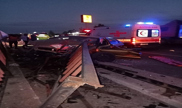 Bariyere çarpan otomobildeki 2 kişi öldü, 2 kişi yaralandı