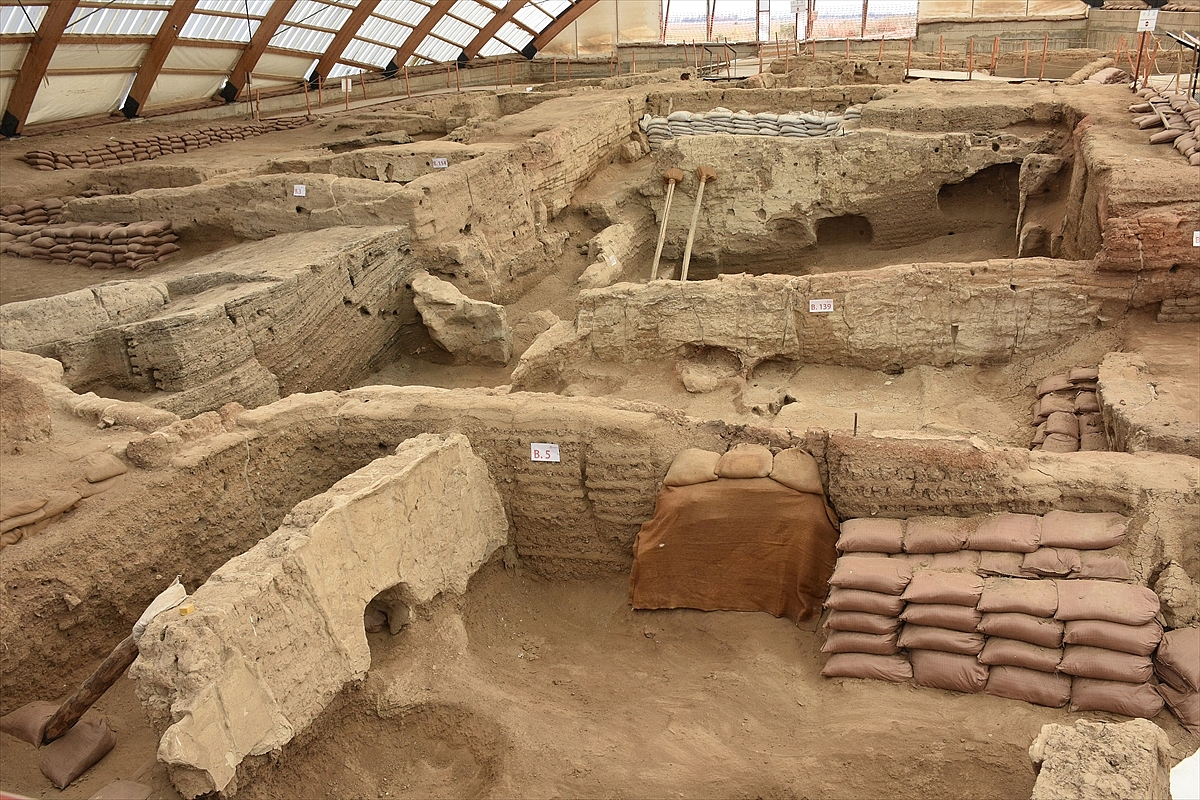 Çatalhöyük ve bölgedeki arkeolojik kazılarda binlerce yıllık tarihin izleri ortaya çıkıyor