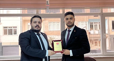 CHP Gençlik Kollarında Kan Değişimi. Durmaz Görevini Günay'a Teslim Etti