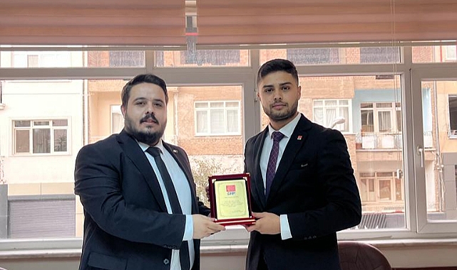 CHP Gençlik Kollarında Kan Değişimi. Durmaz Görevini Günay'a Teslim Etti