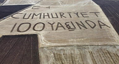 Çiftçi tarlasına "Cumhuriyet 100 yaşında" yazdı