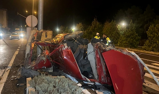 Devrilen otomobildeki 2 kişi yaralandı