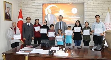En güzel yazı yazan öğrenciler ödüllendirildi