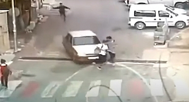 Freni boşalan şoförsüz araç 2 kişiye çarptı